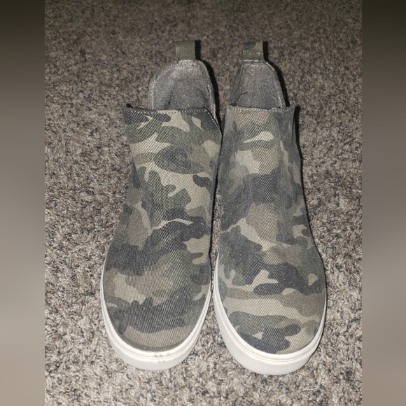 Soda| Camouflage Platform Slip-On Sneakers - Picture 3 of 7